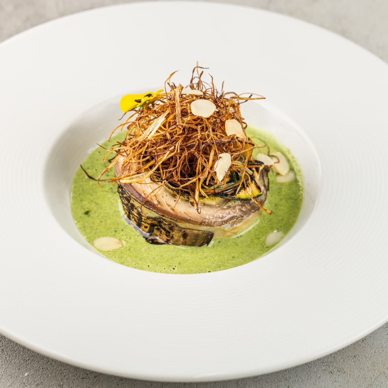 Скумбрия с баклажаном цукини и шпинатным соусом 