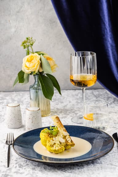 Стейк из цветной капусты с кокосовым соусом и миндальными лепестками