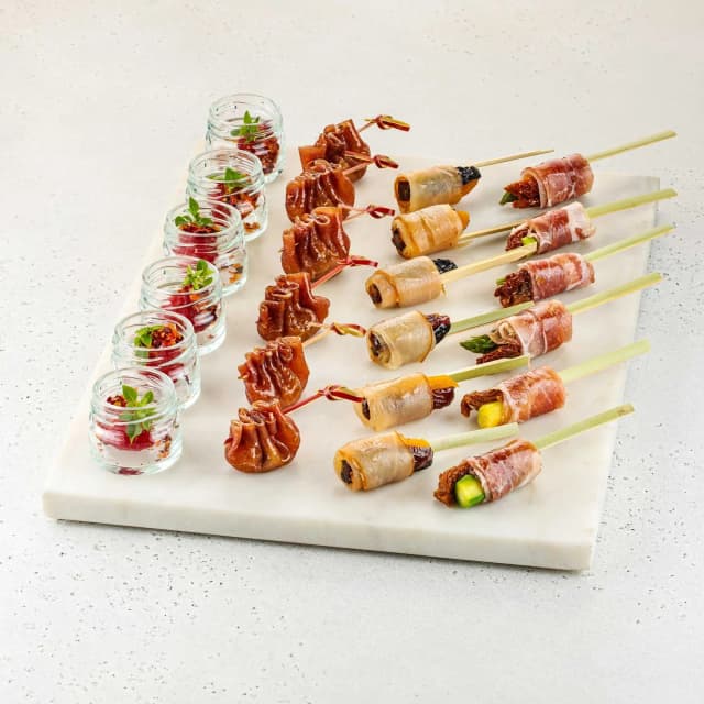 Сет летних закусок с малиной и брезаолой