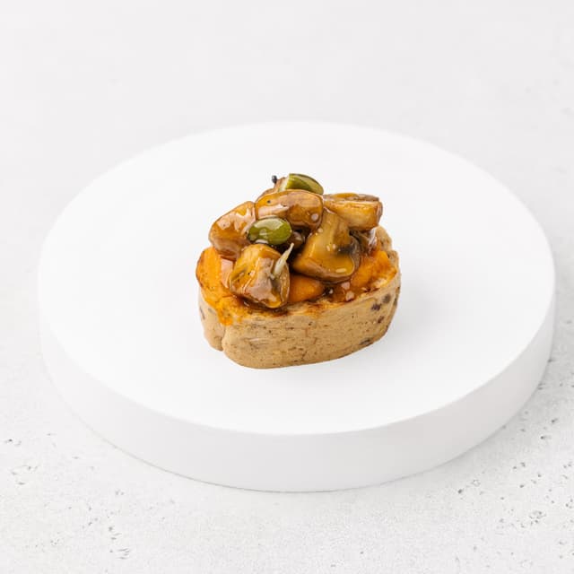 Брускетта с муссом из батата и тыквы, с шампиньонами в соусе унаги