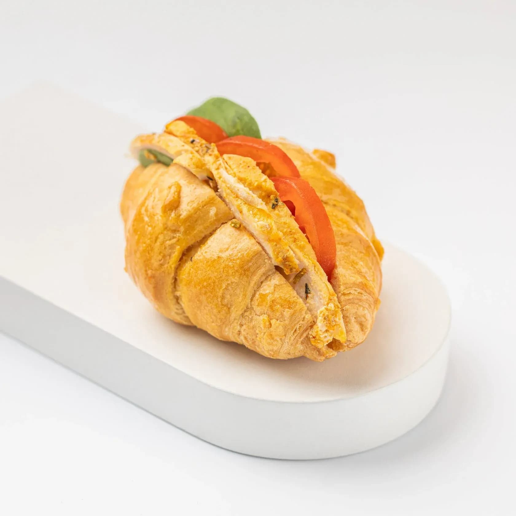 Круассан с курицей и соусом цезарь