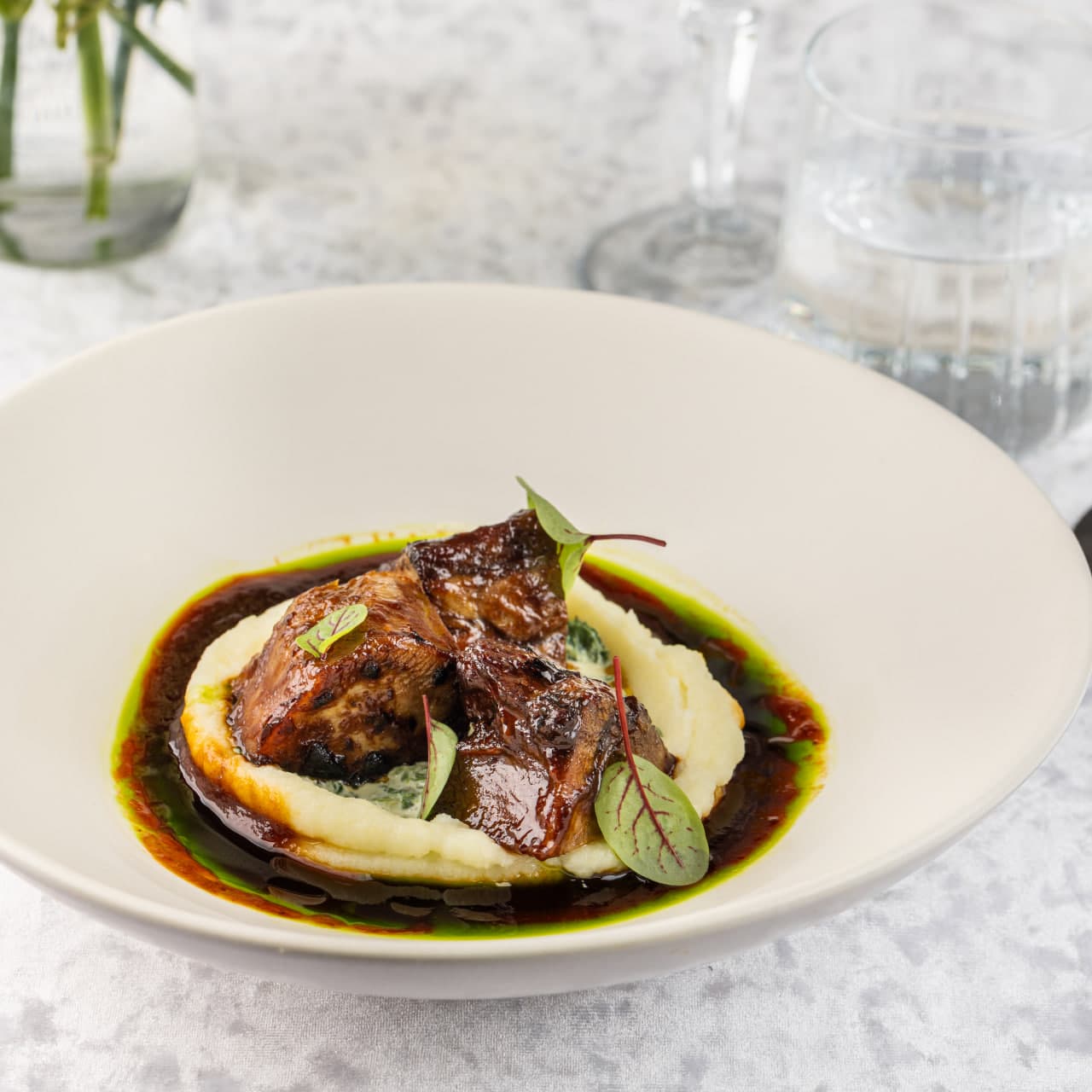 Говяжий язык с картофельным муссом, сливочным шпинатом и трюфельным соусом