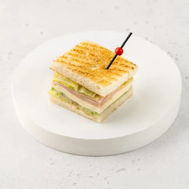 Классический сэндвич с ветчиной и сыром