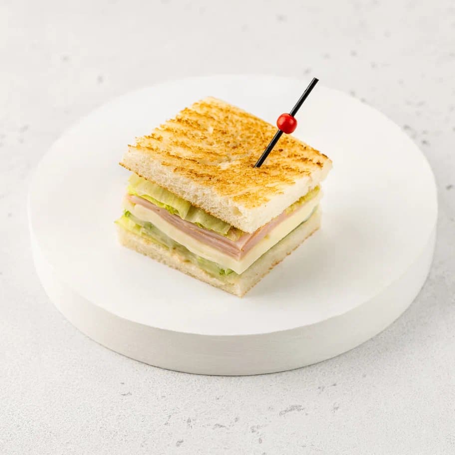 Классический сэндвич с ветчиной и сыром
