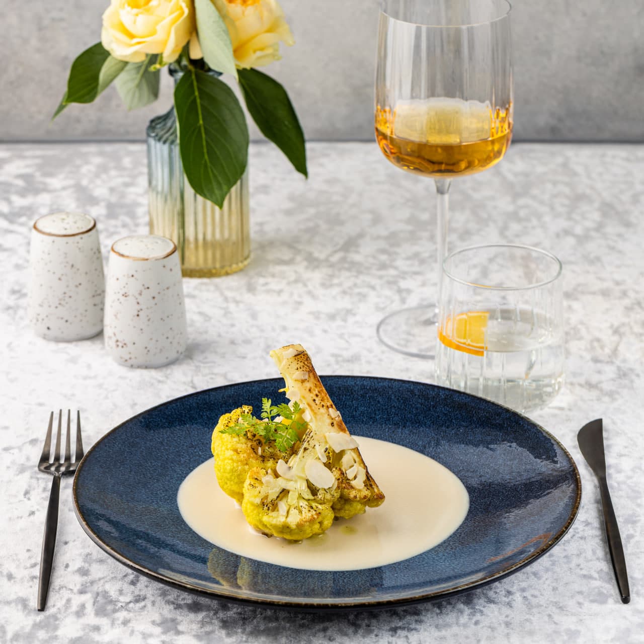 Стейк из цветной капусты с кокосовым соусом и миндальными лепестками