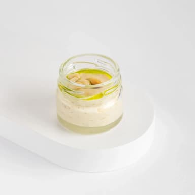 Хумус с кедровым орехом и зеленым маслом