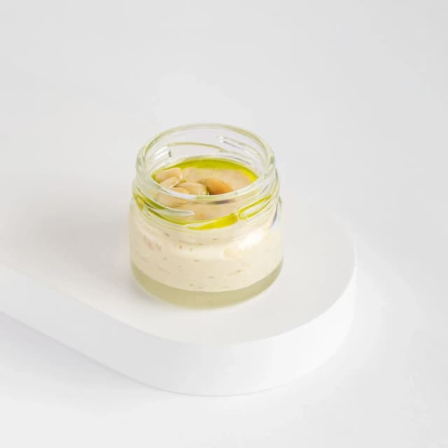 Хумус с кедровым орехом и зеленым маслом