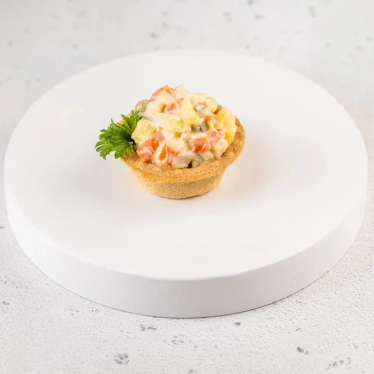 Тарталетка с салатом оливье