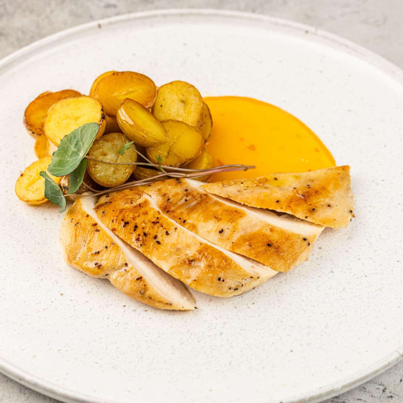 Стейк из куриной грудки с бейби картофелем в апельсиновом соусе