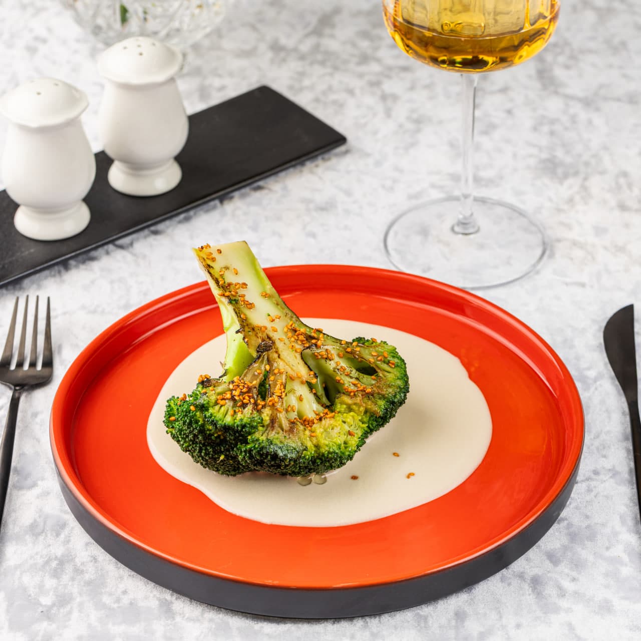 Стейк из брокколи с кокосовым терияки соусом и кимчи кунжутом