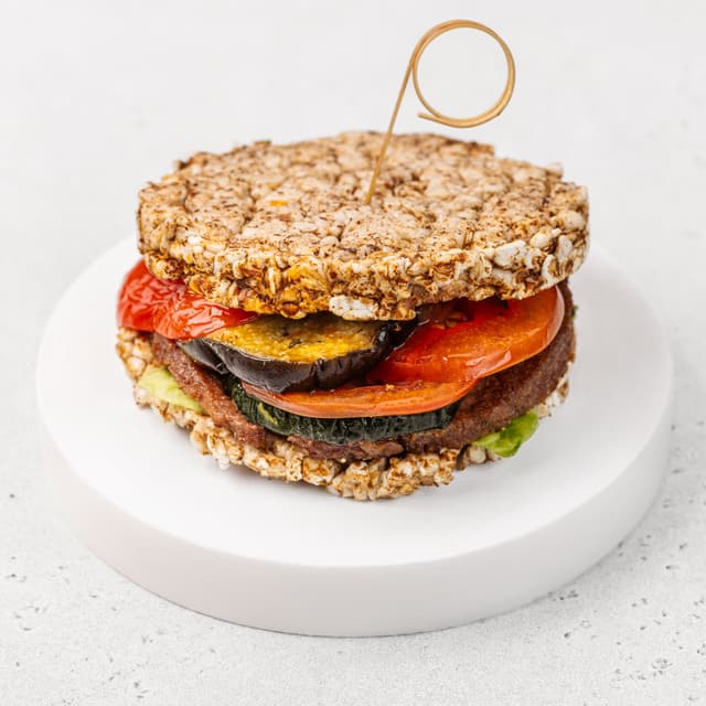Бургер на хлебцах, с растительной котлетой, овощами гриль