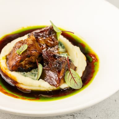 Говяжий язык с картофельным муссом, сливочным шпинатом и трюфельным соусом