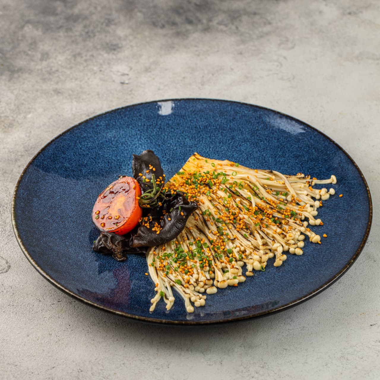 Эноки стейк с карамельным томатом, кокосово-перечным соусом и кимчи кунжутом