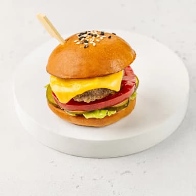 Чизбургер с бифштексом из мраморной говядины и сыром чеддер