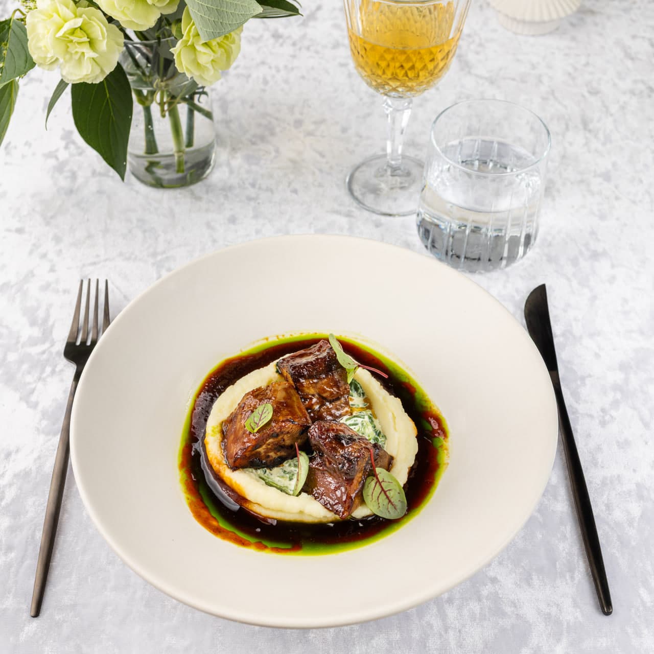 Говяжий язык с картофельным муссом, сливочным шпинатом и трюфельным соусом