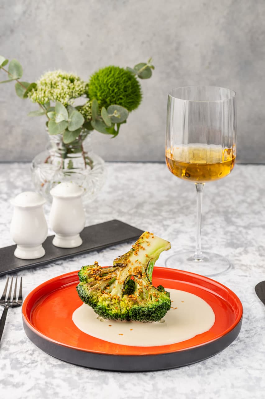 Стейк из брокколи с кокосовым терияки соусом и кимчи кунжутом