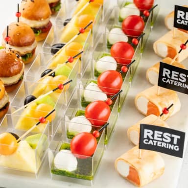 Блинный ролл с нежным сыром филадельфия и кубиком лосося