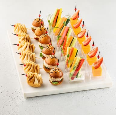 Кубик сыра чеддер со свежей клубникой