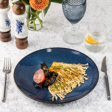 Эноки стейк с карамельным томатом, кокосово-перечным соусом и кимчи кунжутом