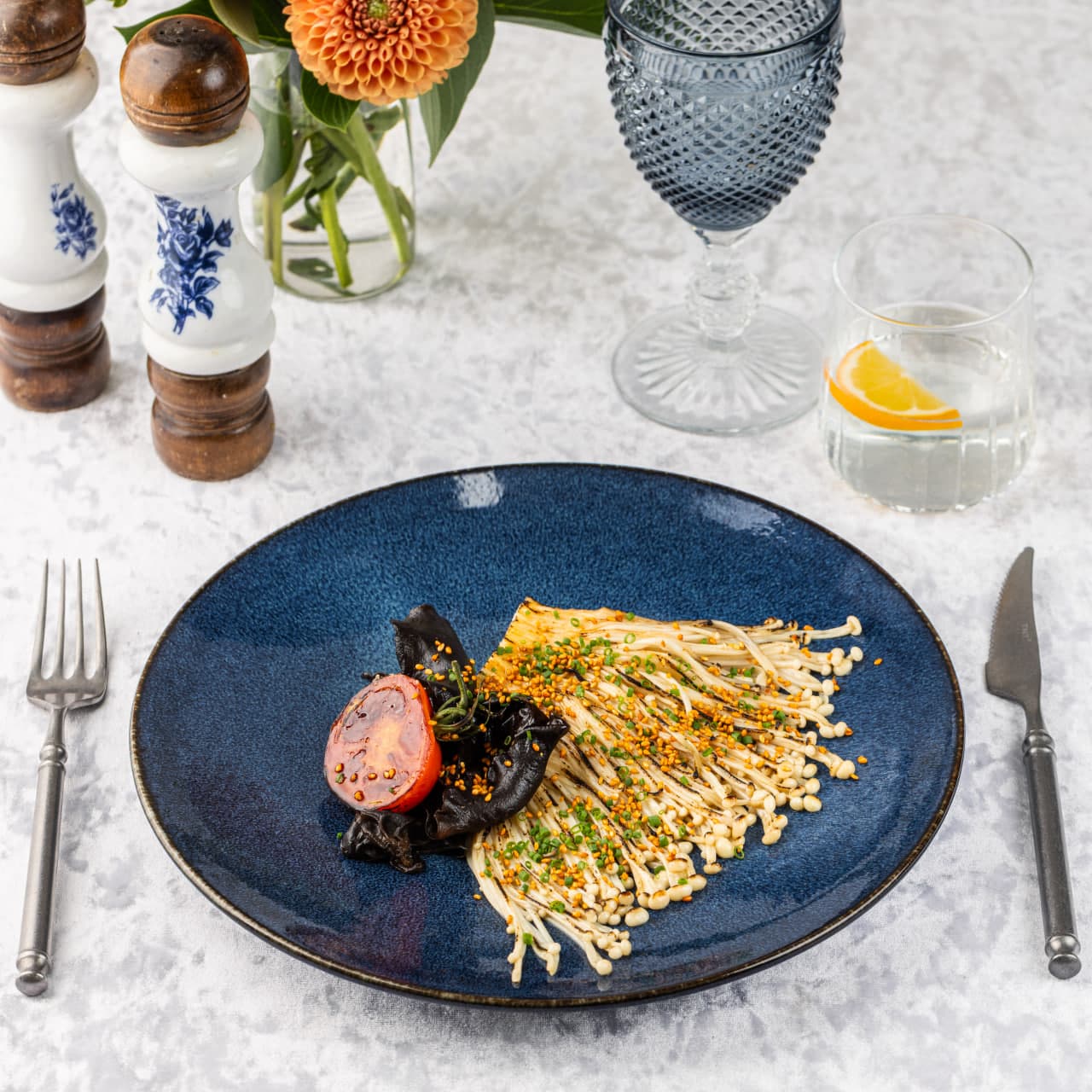 Эноки стейк с карамельным томатом, кокосово-перечным соусом и кимчи кунжутом