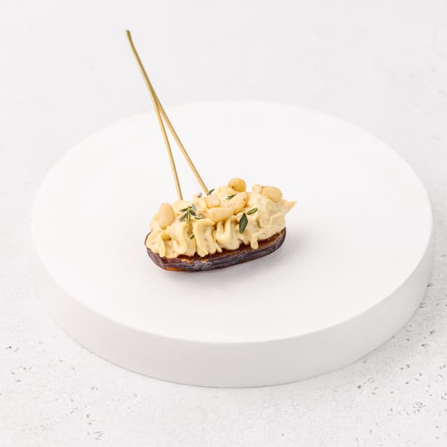 Королевсский финик с хумусом и кедровыми орехами 