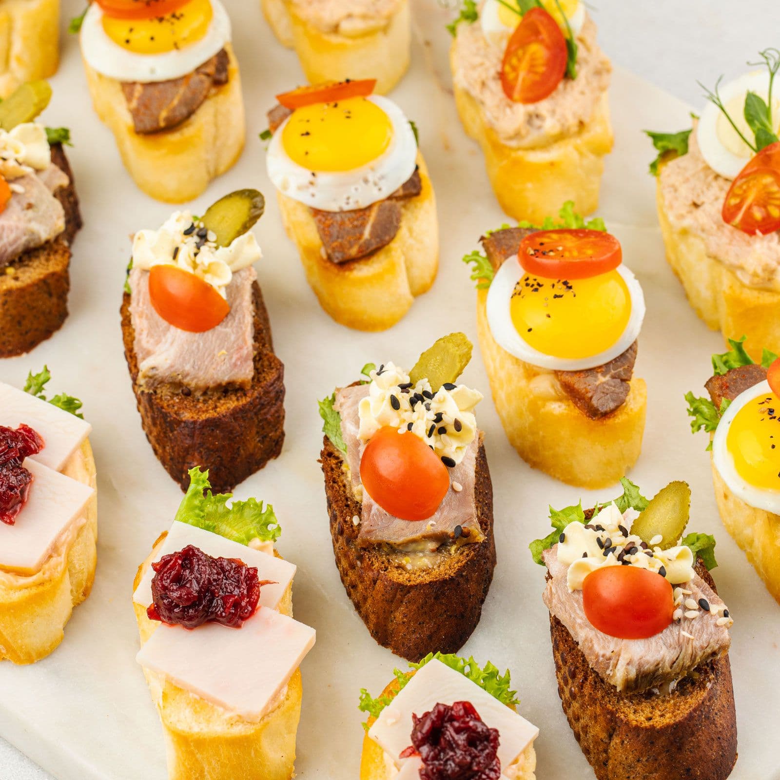 Брускетта с домашней бужениной и маринованным огурцом