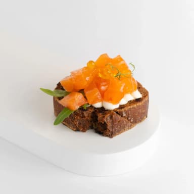 Брускетта с лососем