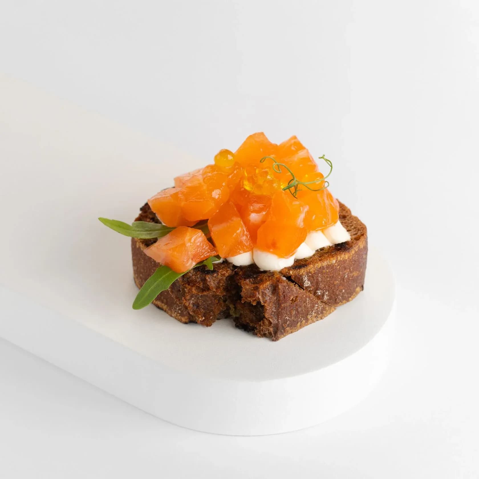 Брускетта с лососем