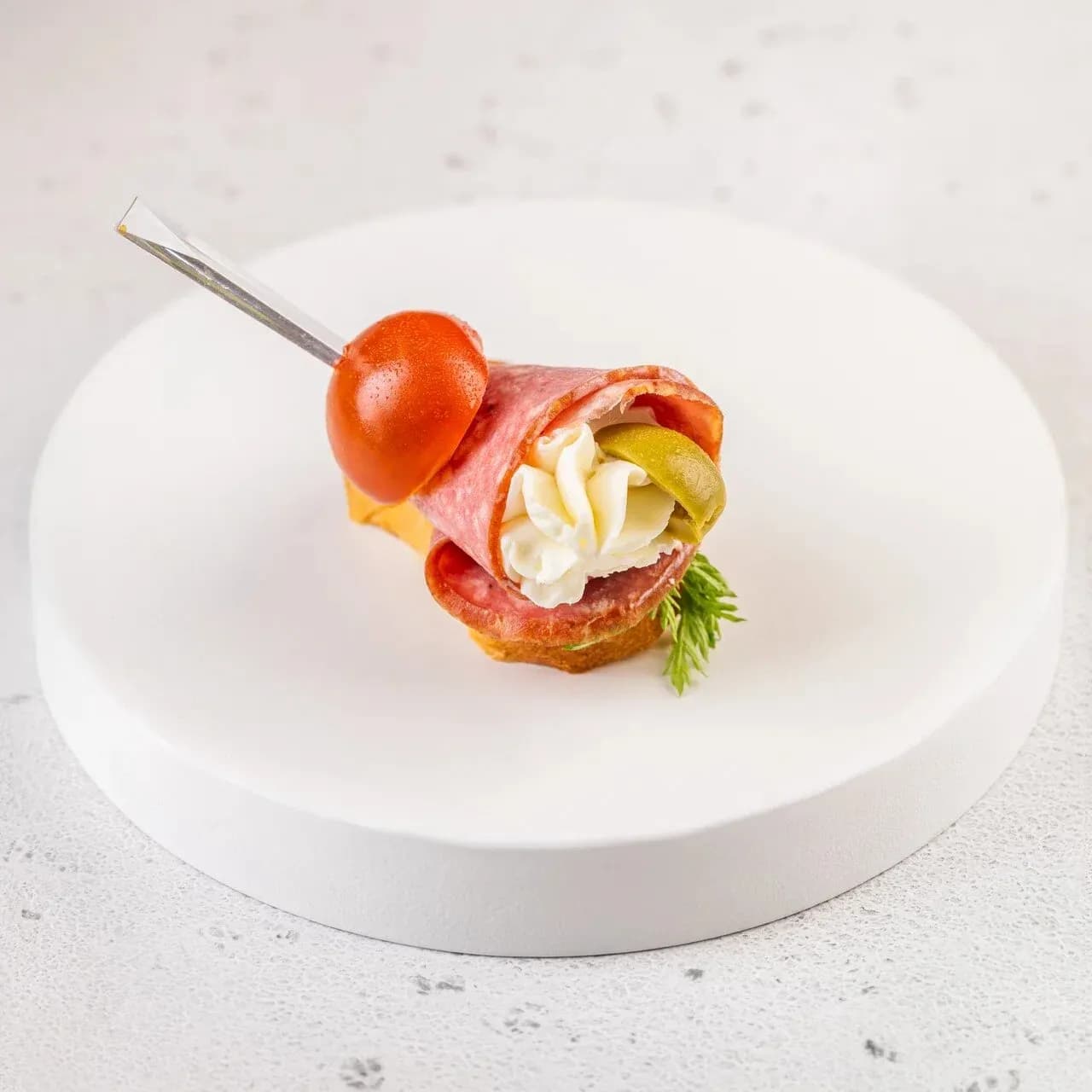 Канапе сервелат на бриошь