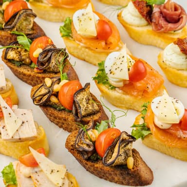 Ржаная брускетта с запеченными баклажанами и кедровыми орешками