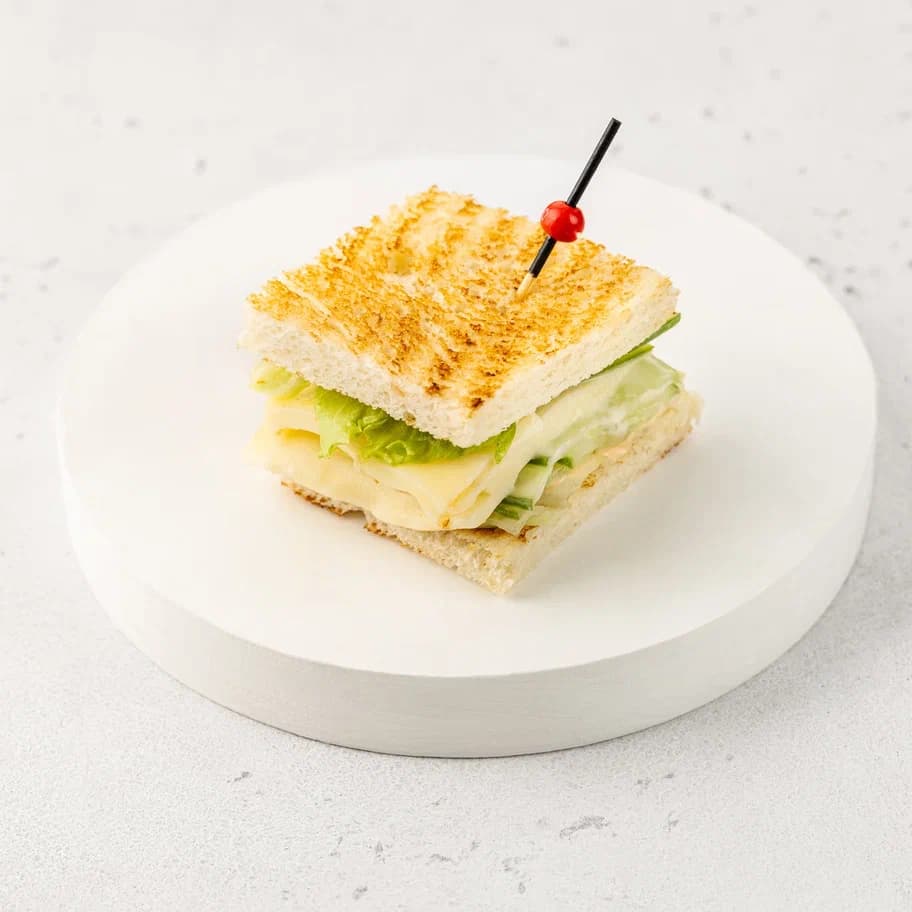 Сэндвич с сыром моцарелла, свежими огурцами и салатом