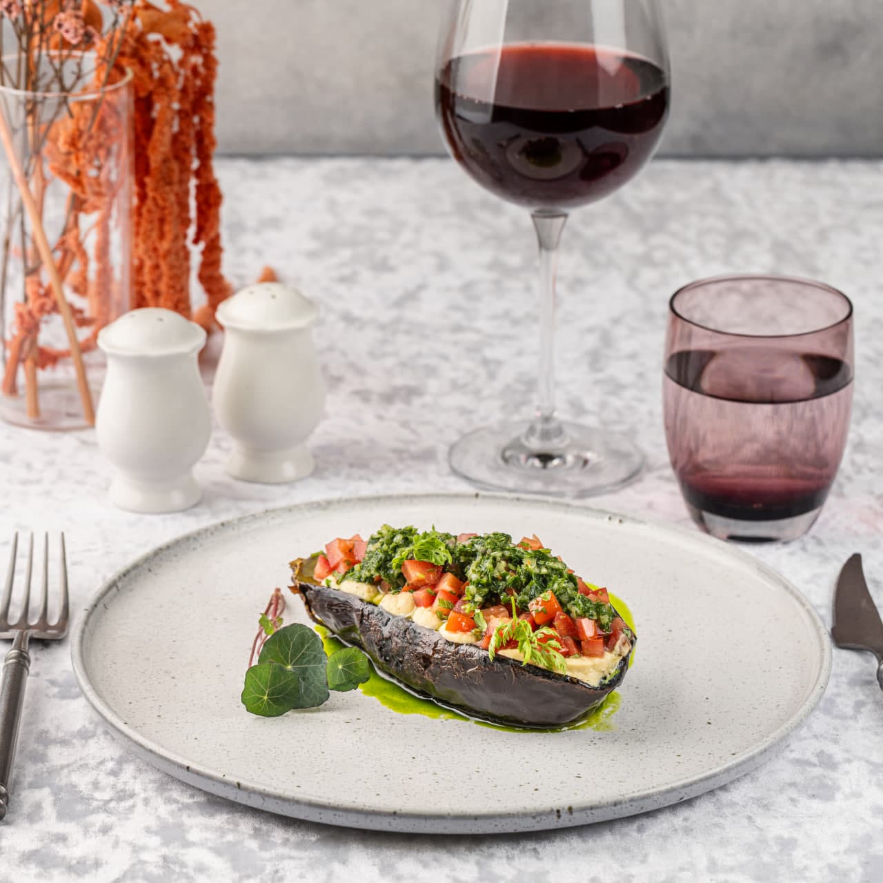 Запеченный баклажан с хумусом, томатами конкасе и соусом чимичури