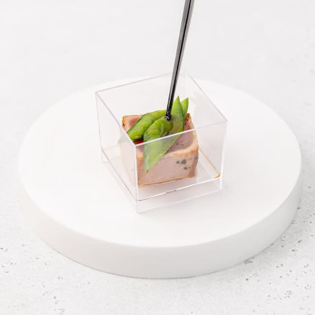 Тунец татаки в кунжуте со стручковым горошком и соусом понзу 