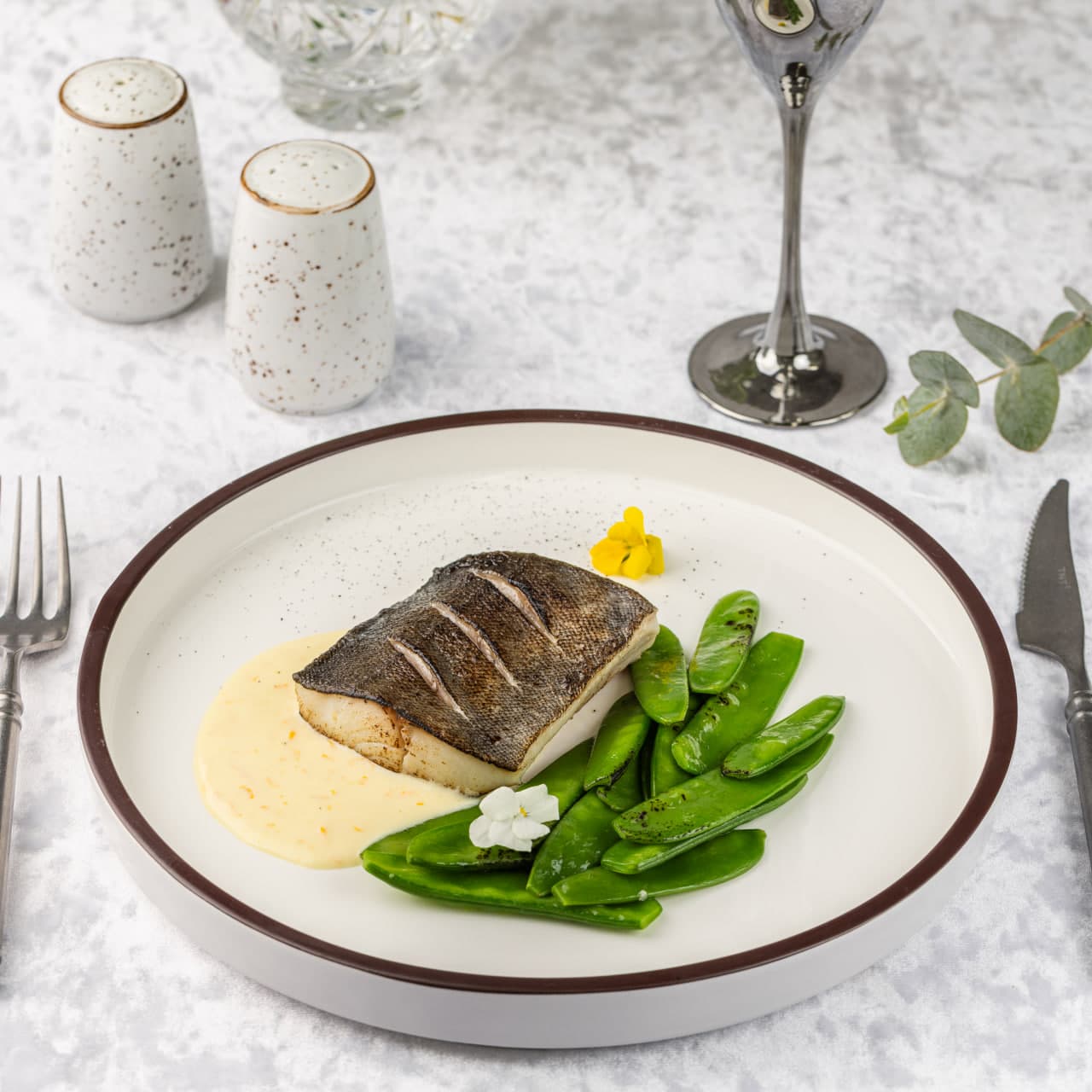 Угольная треска со стручковым горошком в сливочно-цитрусовым соусе