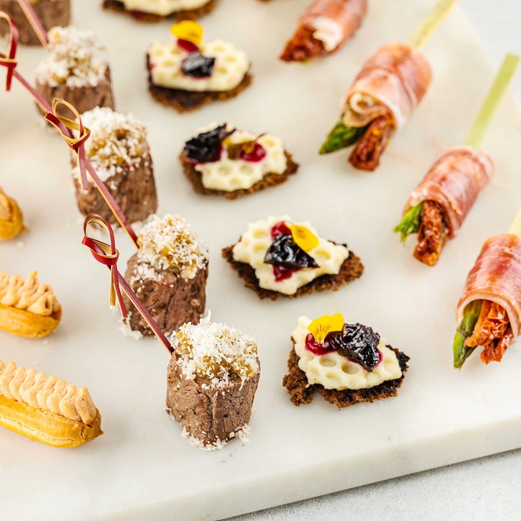 Сет канапе с грюйером и пармской ветчиной