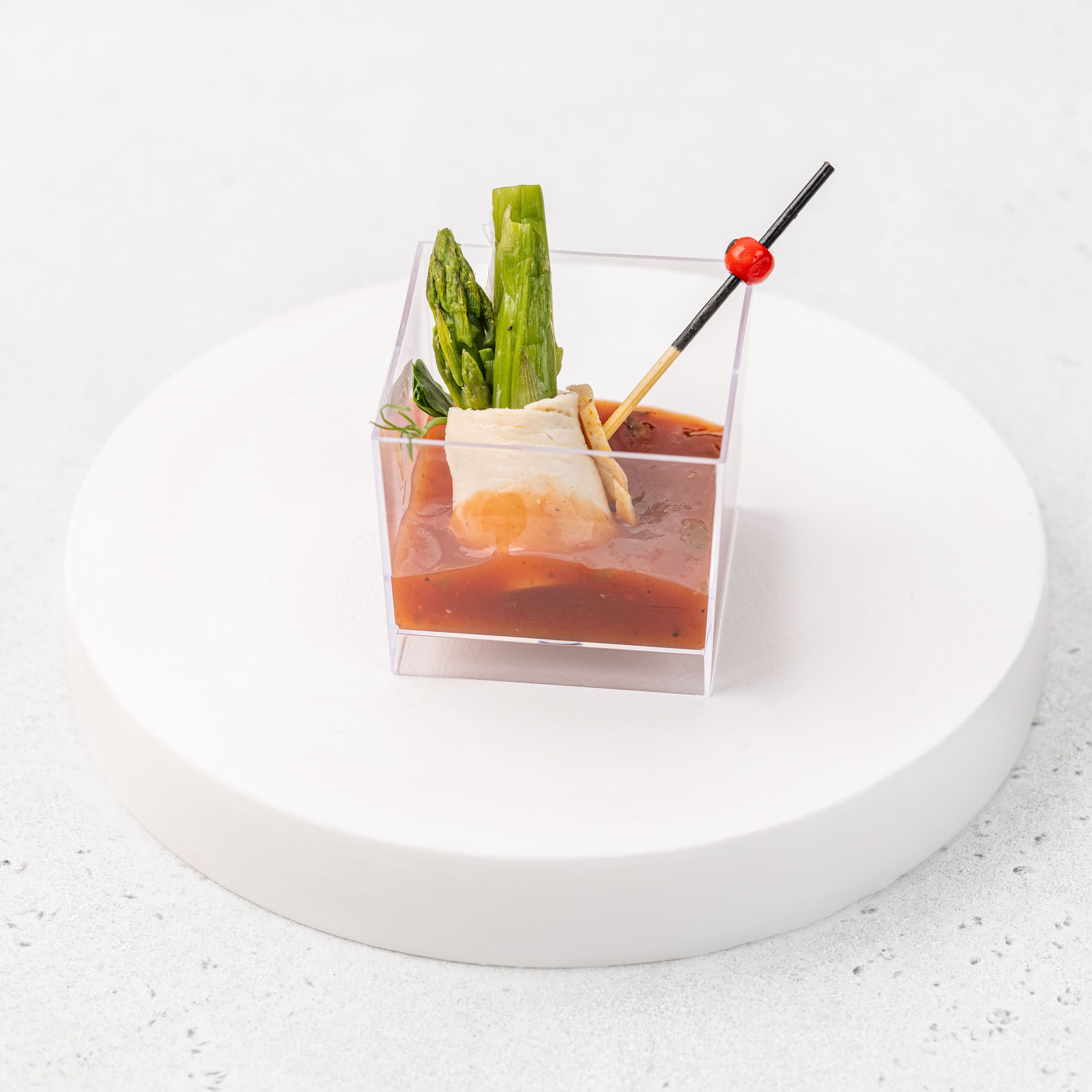 Спаржа в курином филе и сладким чили соусе