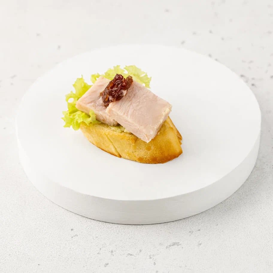 Брускетта с индейкой и карамелизированным луковым конфитюром