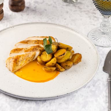 Стейк из куриной грудки с бейби картофелем в апельсиновом соусе