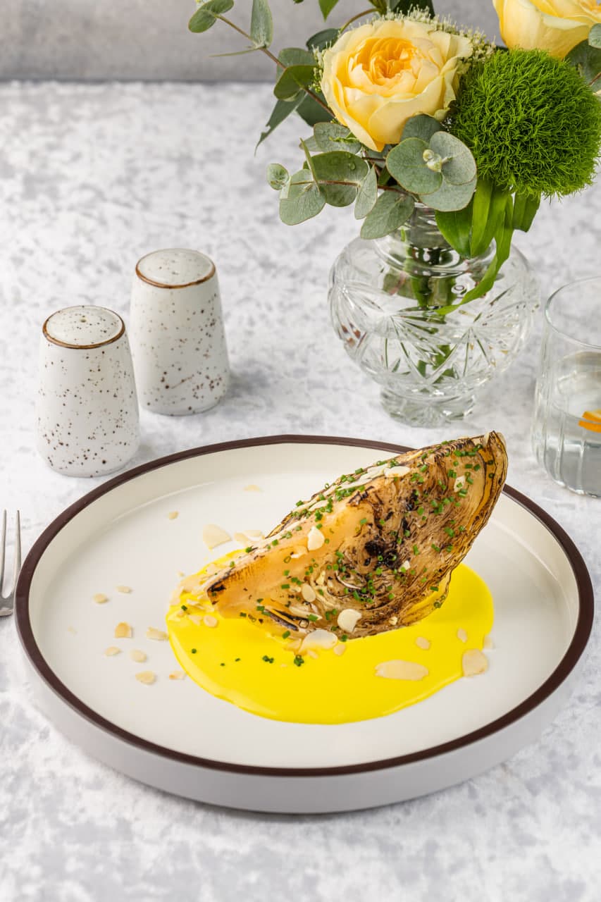 Стейк из белокочаной капусты с кокосово-лимонным соусом и лепестками миндаля 