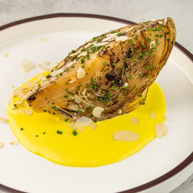 Стейк из белокочаной капусты с кокосово-лимонным соусом и лепестками миндаля 