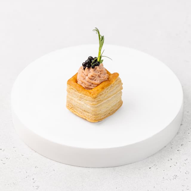 Волован мини с муссом из лосося и икрой палтуса