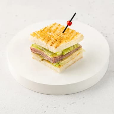 Сэндвич с нежным ростбифом и соусом гриль