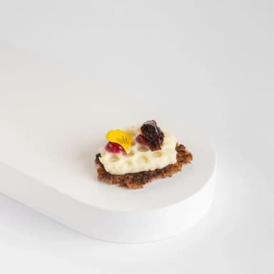 Грюйер с черносливом и малиной