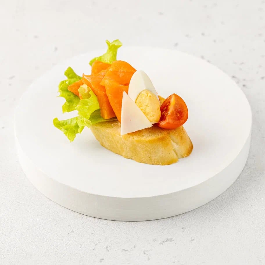 Брускетта со слабосоленым лососем и соусом цезарь