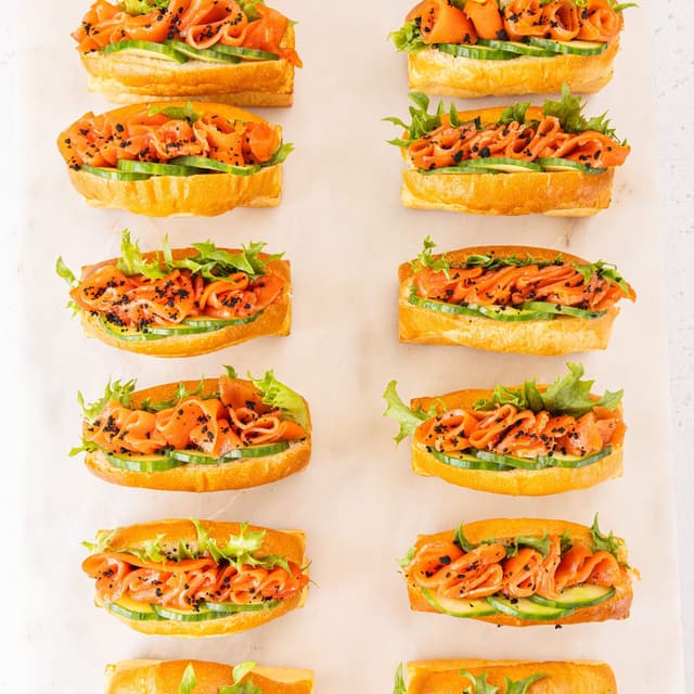 Мини хот-дог с лососем