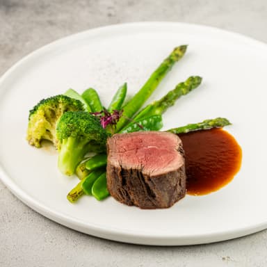 Стейк из вырезки со спаржей, брокколи, стручковым горошком и медовым демигласом