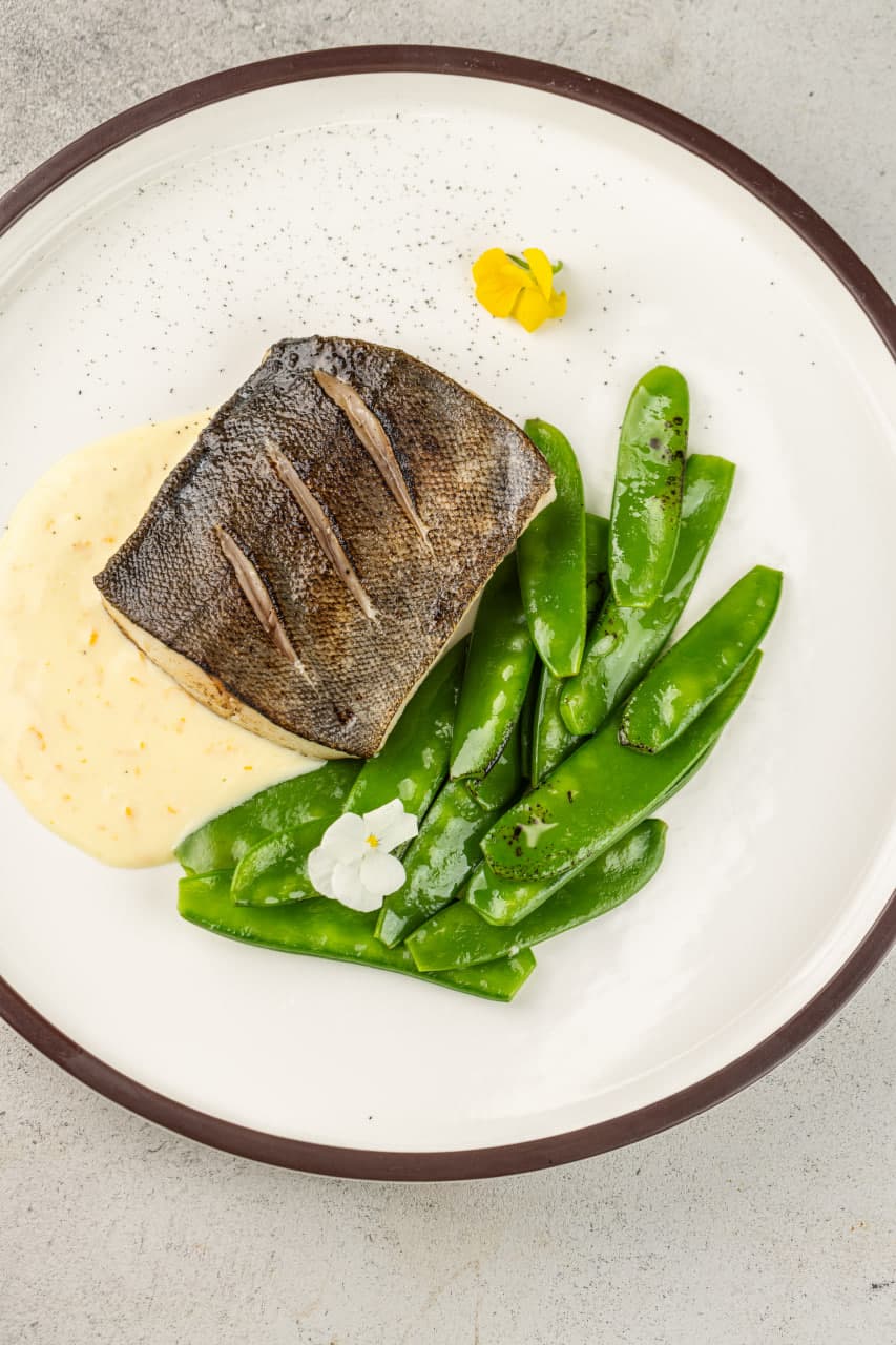 Угольная треска со стручковым горошком в сливочно-цитрусовым соусе