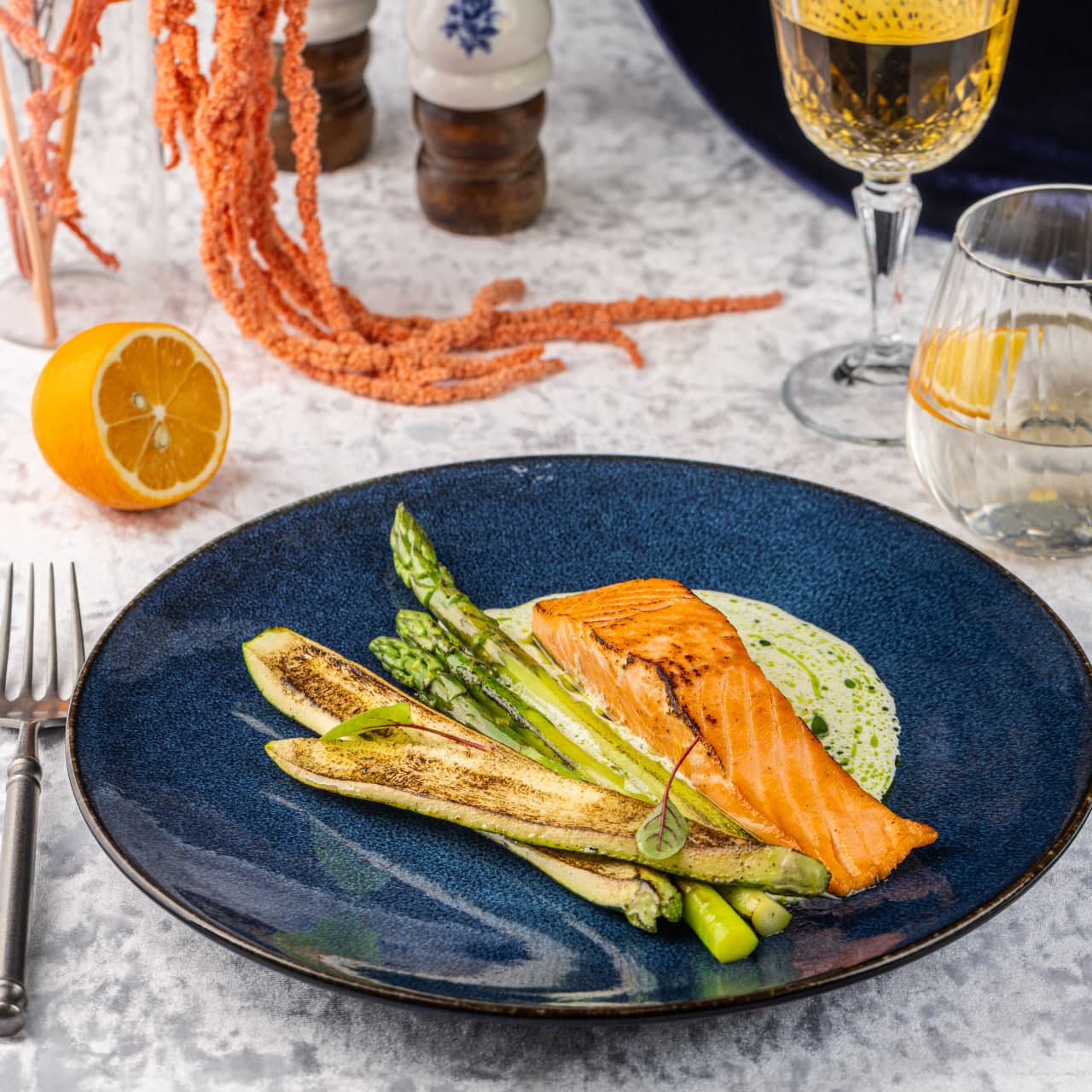 Стейк из лосося с зеленой спаржей, цукини и соусом берблан