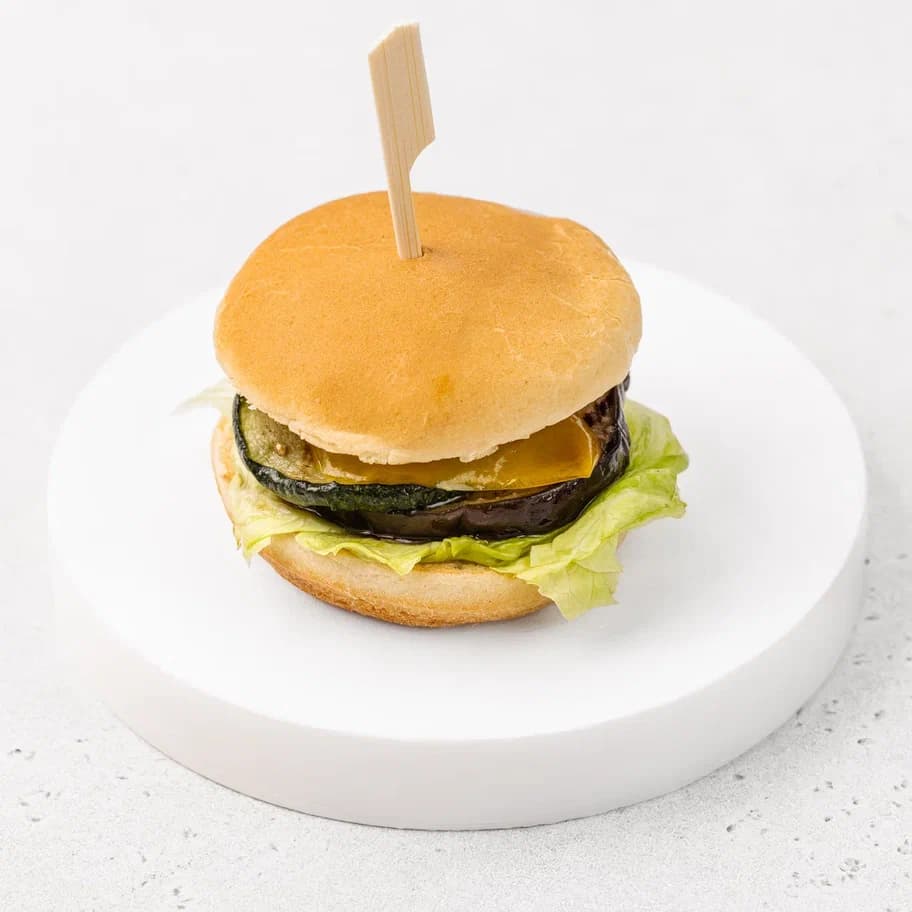 Бургер с растительной котлетой, овощами гриль и соусом барбекю