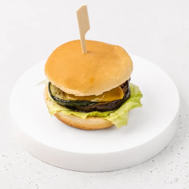 Бургер с растительной котлетой, овощами гриль и соусом барбекю